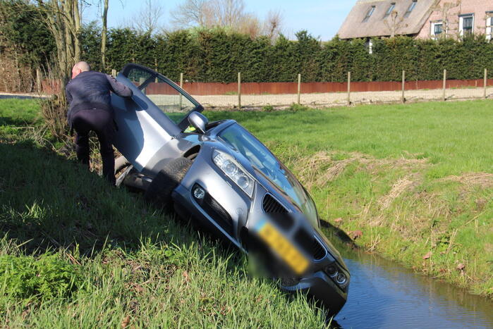 Personenauto raakt te water
