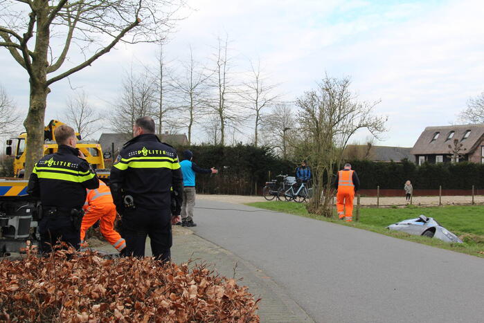 Personenauto raakt te water