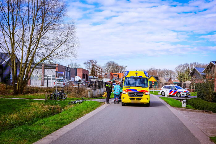 Groep wielrenners hard ten val na aanrijding