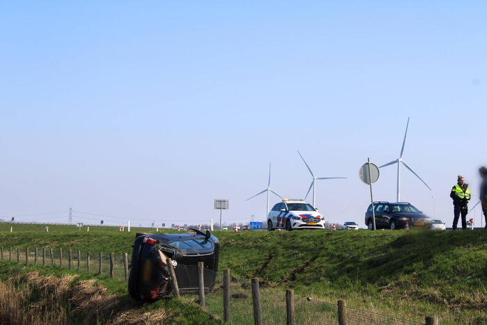 Auto raakte van talud op N33 bij Zuidbroek