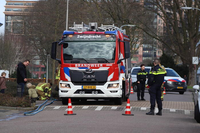 Auto brand af onder afdak