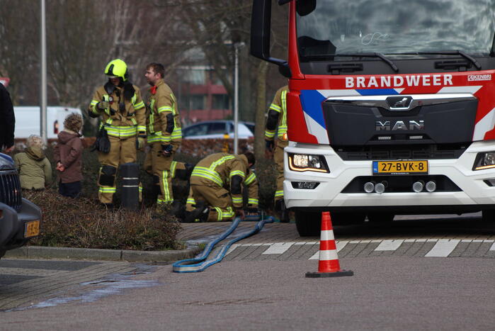 Auto brand af onder afdak
