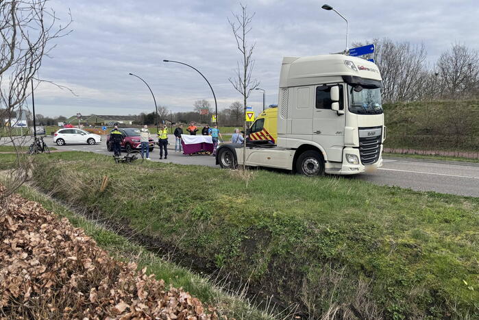 Vrachtwagen rijdt over benen van fietser heen