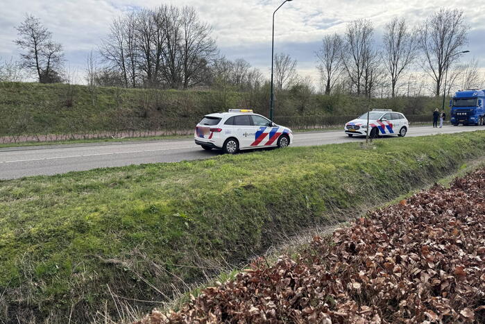 Vrachtwagen rijdt over benen van fietser heen