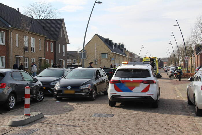 Motorrijder hard ten val in woonwijk