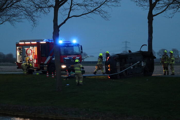 Personenauto belandt op zijn zijkant na ongeval