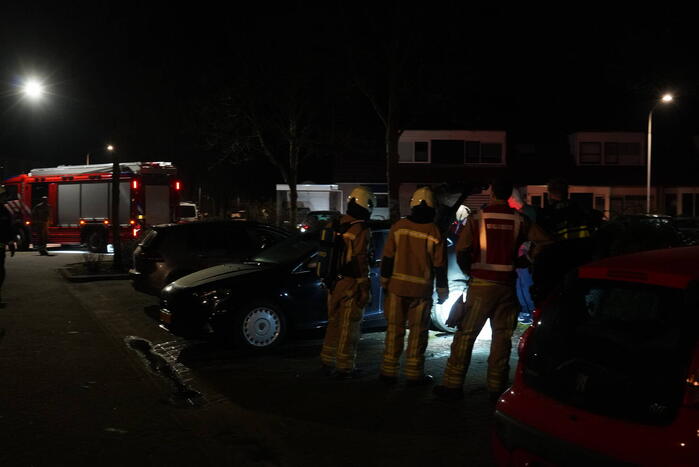 Geparkeerde auto vliegt in brand