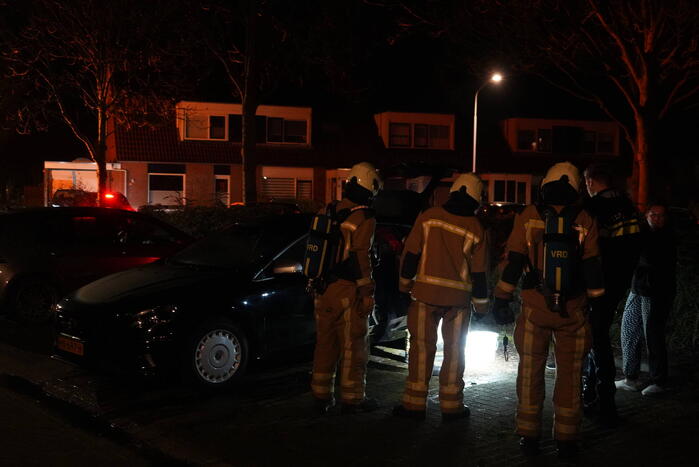 Geparkeerde auto vliegt in brand