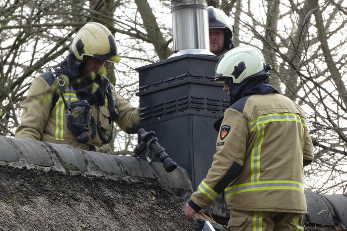 Brand in schoorsteen verwoest rietendak