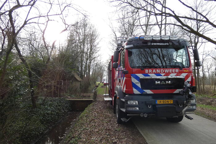Brand in schoorsteen verwoest rietendak