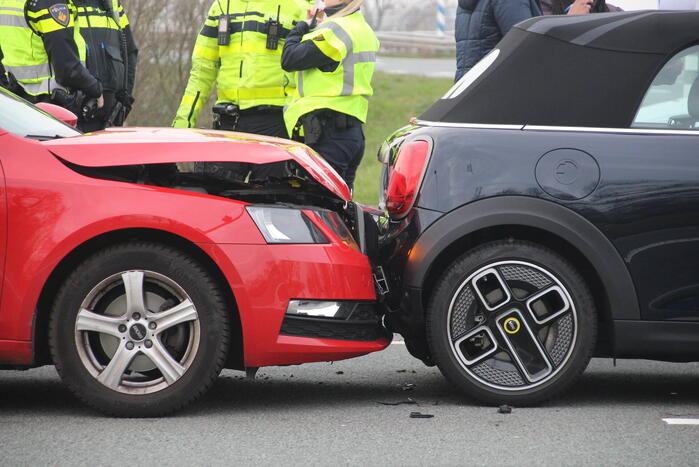 Twee voertuigen afgesleept na kop-staartaanrijding