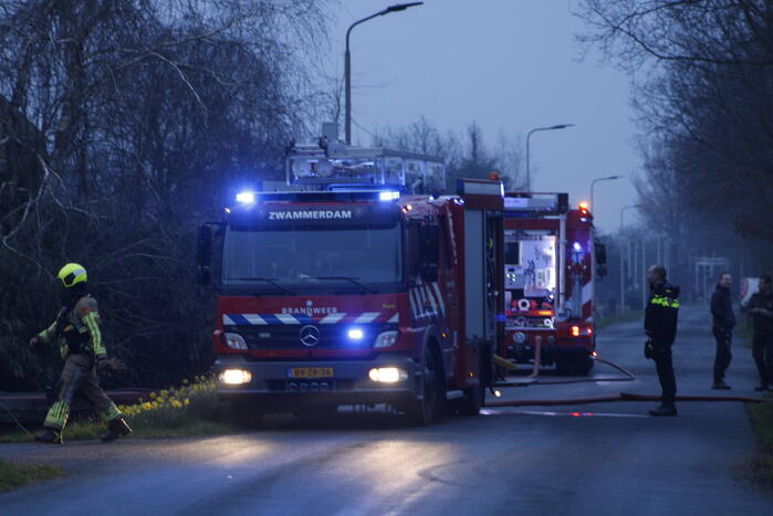 Brand in dak van woning