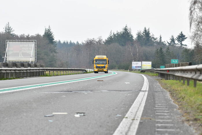 Meerdere auto's met lekke banden vanwege afgevallen lading