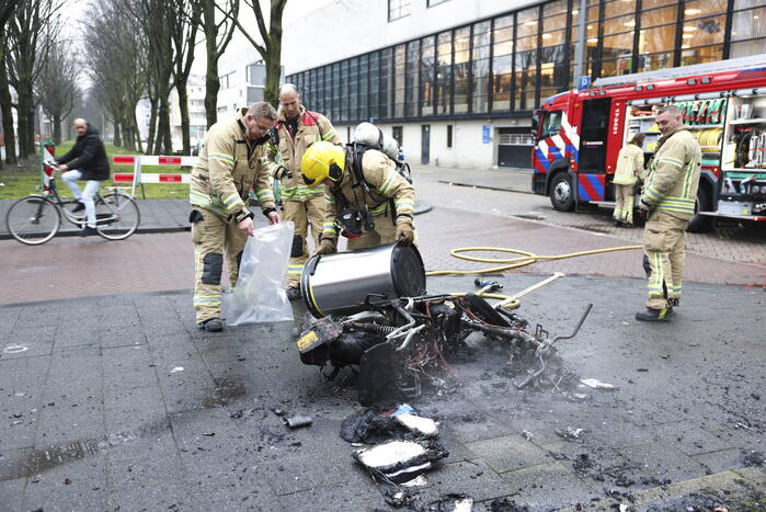 Deelscooter volledig verwoest door brand