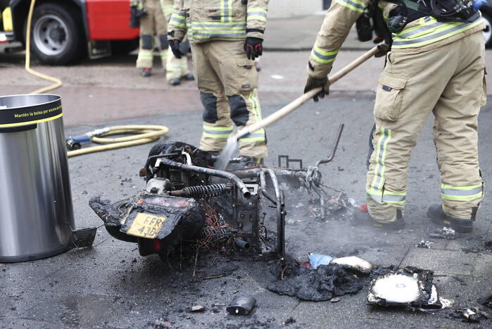 Deelscooter volledig verwoest door brand