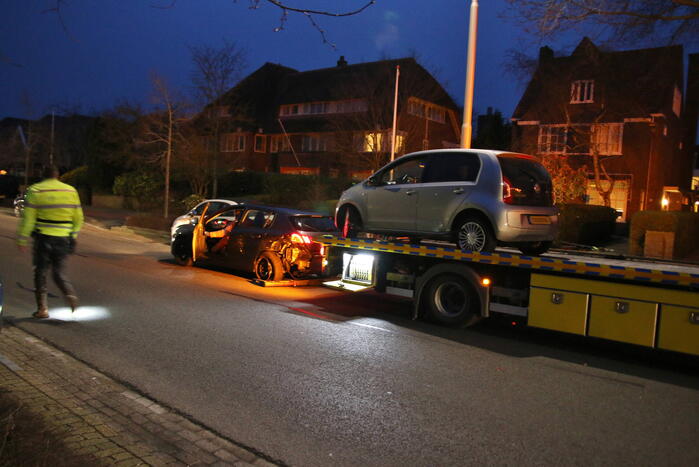 Automobilist botst op geparkeerde auto