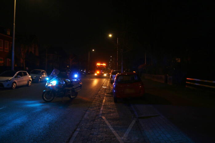 Automobilist botst op geparkeerde auto