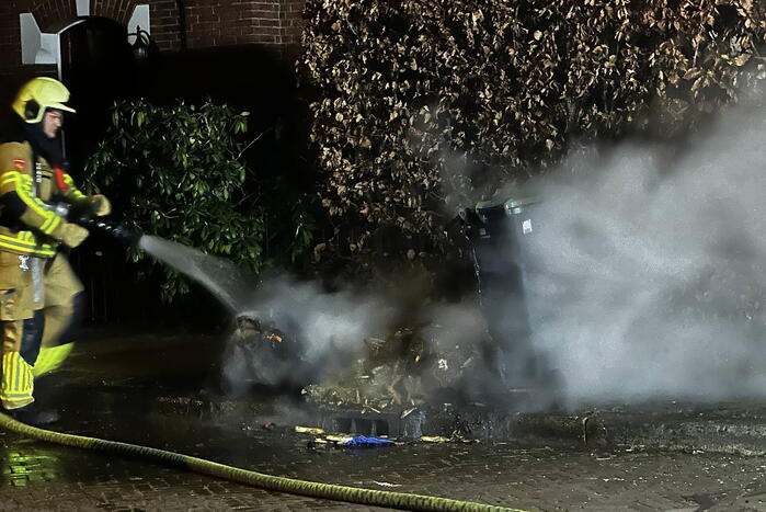 Brandweer blust brandende kliko's