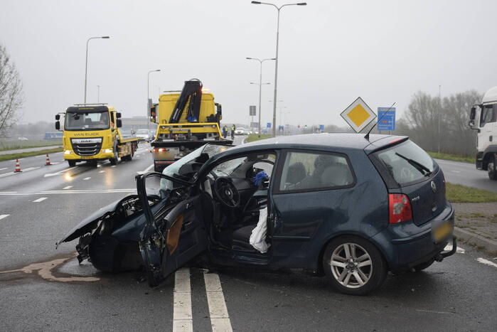 Persoon bekneld na verkeersongeval
