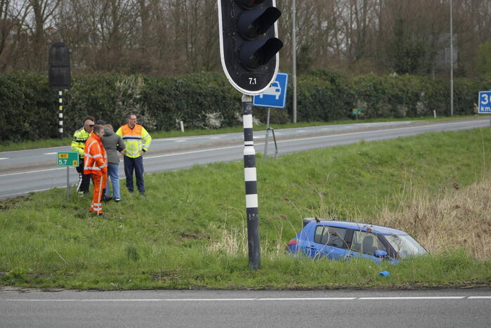Auto belandt in het water
