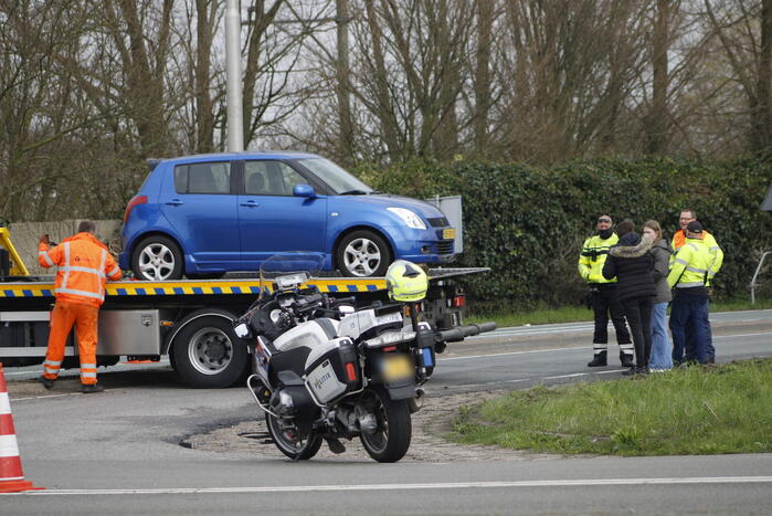 Auto belandt in het water