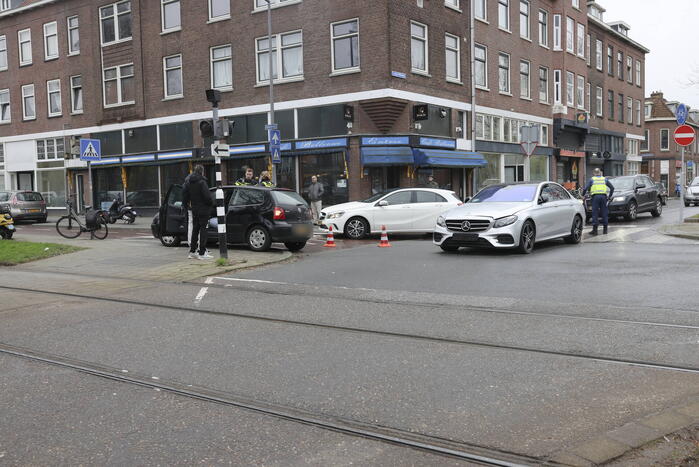 Kinderen behandeld in ambulance na botsing tussen taxi en auto