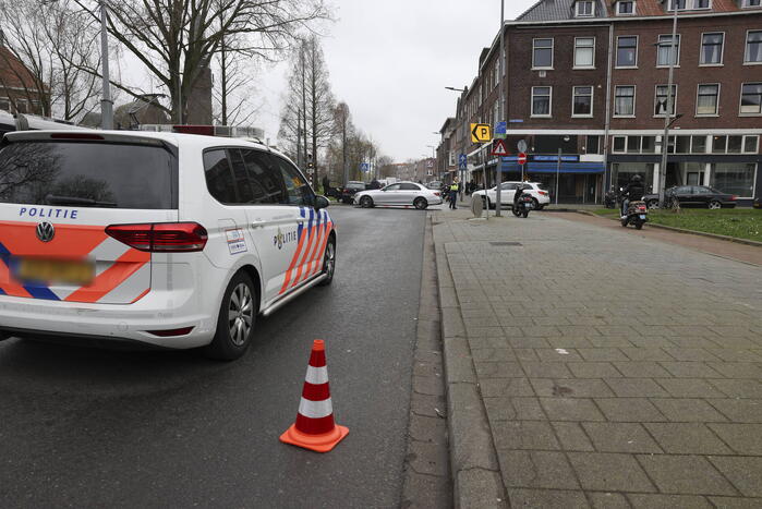 Kinderen behandeld in ambulance na botsing tussen taxi en auto