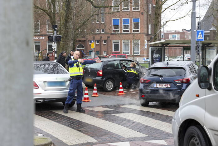 Kinderen behandeld in ambulance na botsing tussen taxi en auto