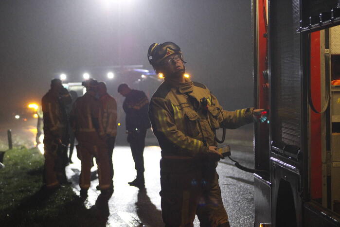 Auto belandt in sloot, vrouw gewond naar ziekenhuis