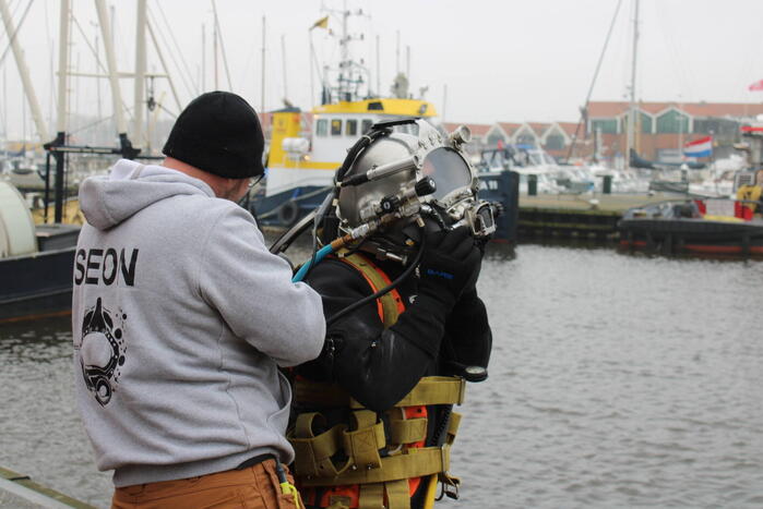 Bestelbus gaat volledig kopje onder