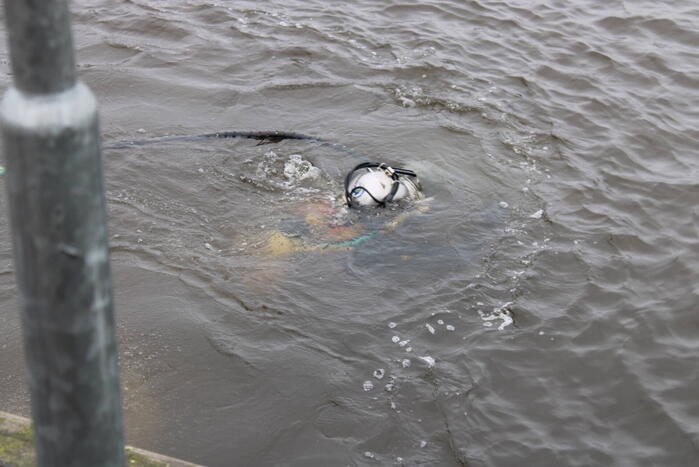 Bestelbus gaat volledig kopje onder