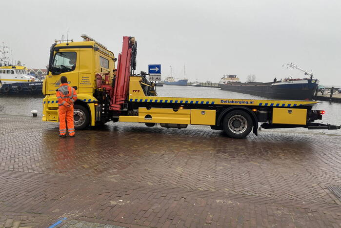 Bestelbus gaat volledig kopje onder