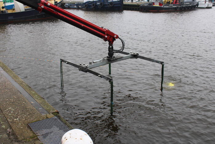 Bestelbus gaat volledig kopje onder