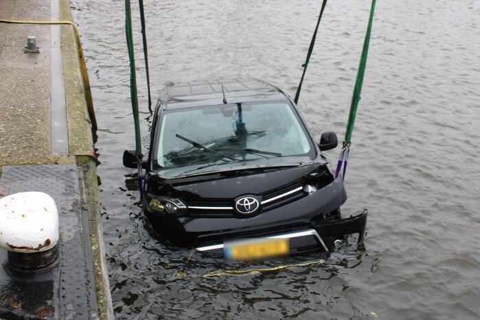 Bestelbus gaat volledig kopje onder