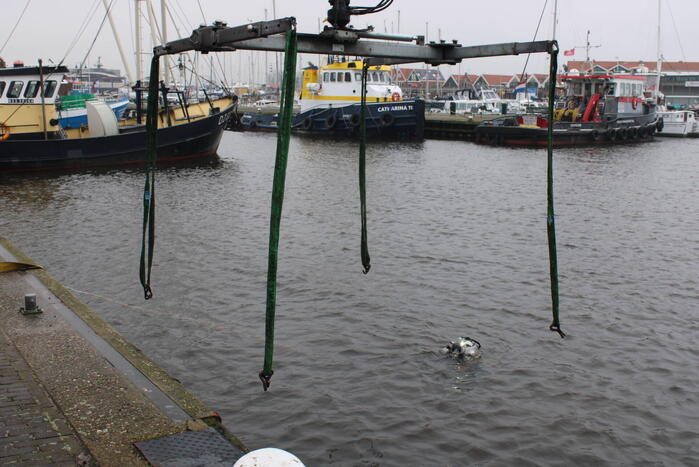 Bestelbus gaat volledig kopje onder