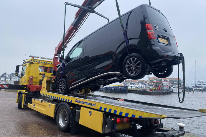 Bestelbus gaat volledig kopje onder