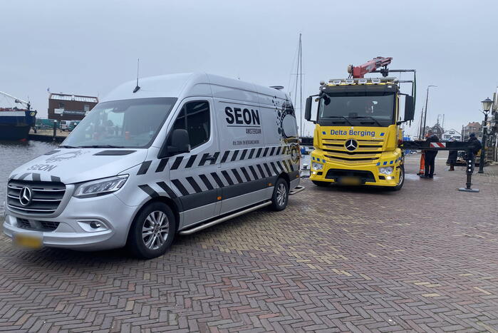 Bestelbus gaat volledig kopje onder