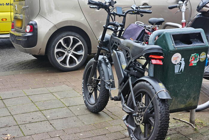 Fatbiker en automobilist botsen op elkaar