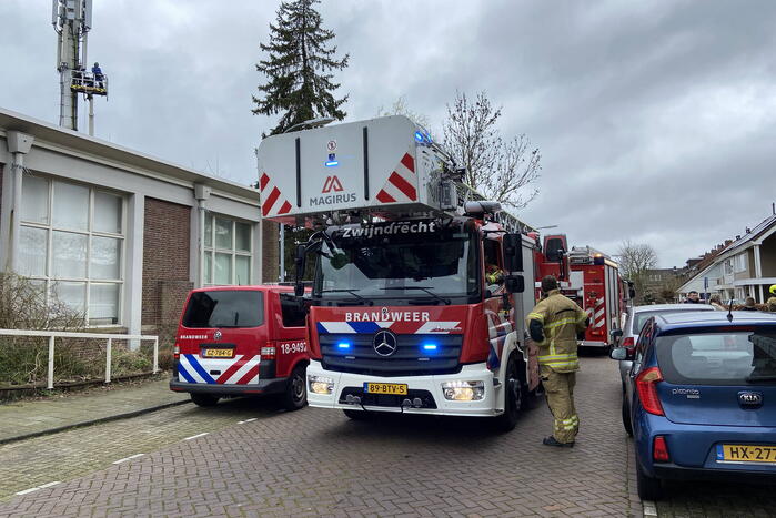 Brand op dak snel onder controle