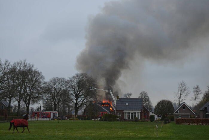 Woonboerderij verwoest door brand