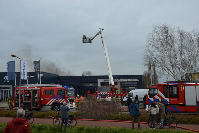 Uitslaande brand bij Peugeot autobedrijf
