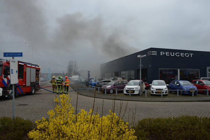 Uitslaande brand bij Peugeot autobedrijf