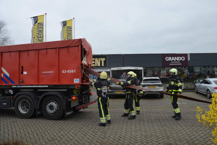 Uitslaande brand bij Peugeot autobedrijf