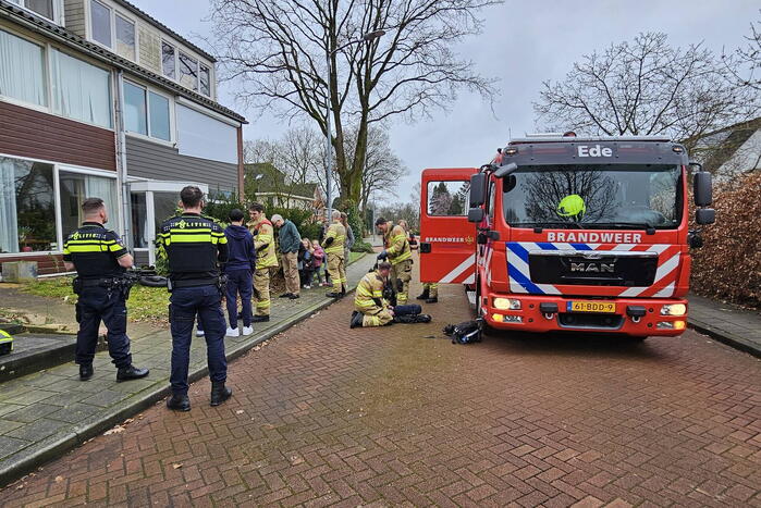 Brandweer blust brand in keuken