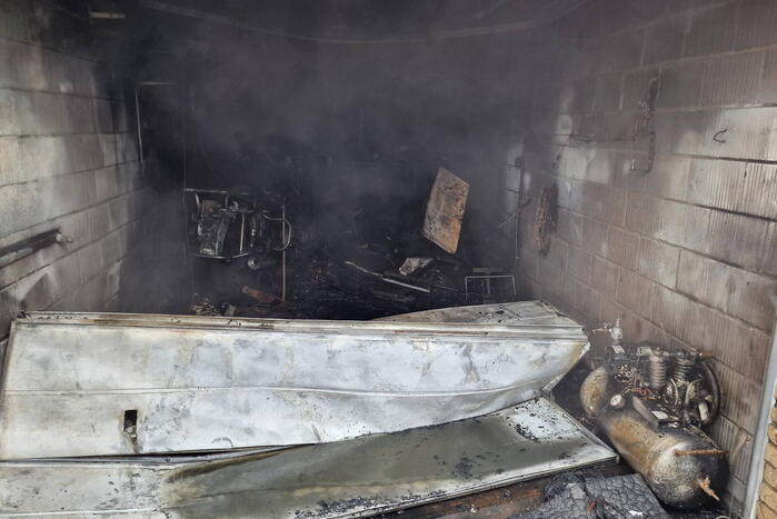 Flinke schade bij uitslaande brand in garagebox