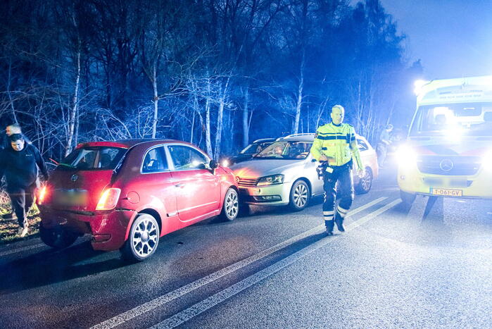 Meerdere auto's botsen op elkaar na uitwijkmanoeuvre overstekende reeën
