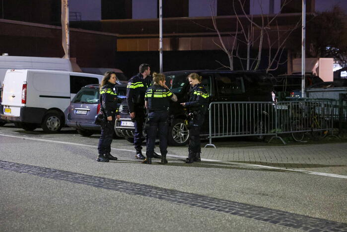 Brand tegen deur van winkel snel geblust