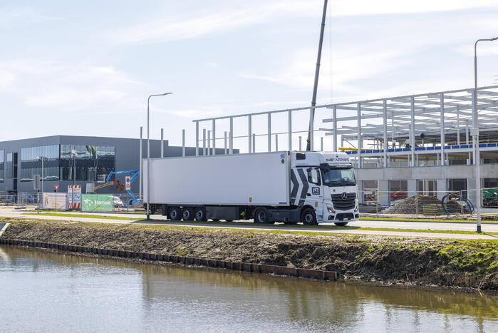 Vrachtwagen en personenauto botsen