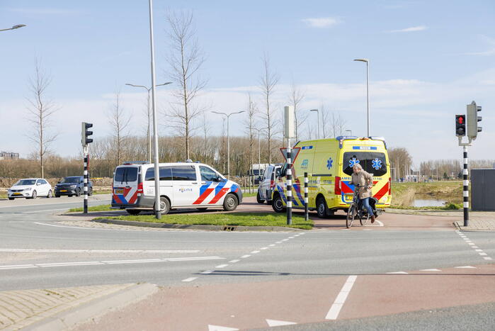 Vrachtwagen en personenauto botsen