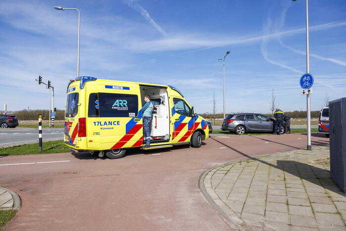 Vrachtwagen en personenauto botsen